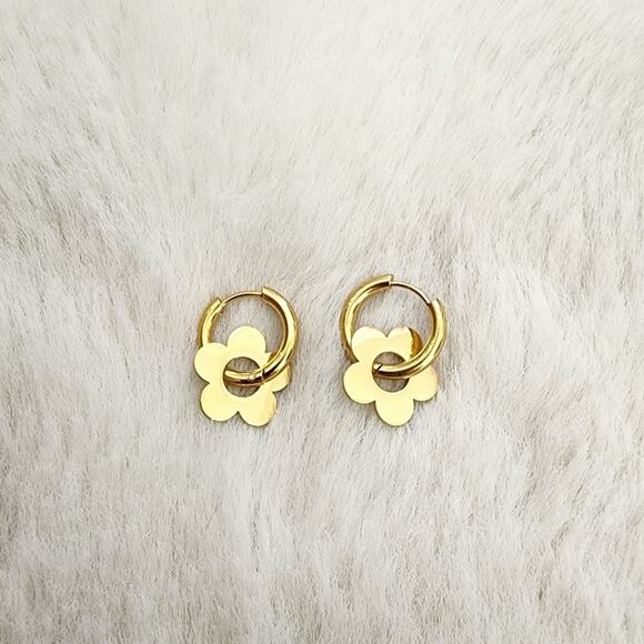 NEW Elegant Gold Clover Flower Huggie Hoop Earrings - Picture 1 of 12